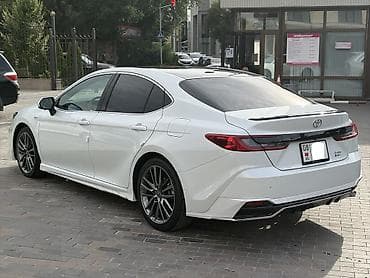 Toyota Camry: 2025 г., 2 л, Автомат, Гибрид, Седан — 6
