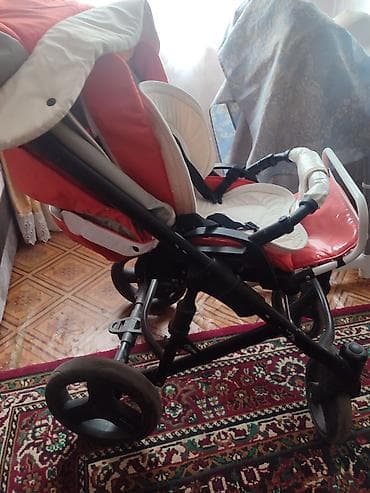 Прогулочная коляска с большим капюшоном и регулируемой спинкой