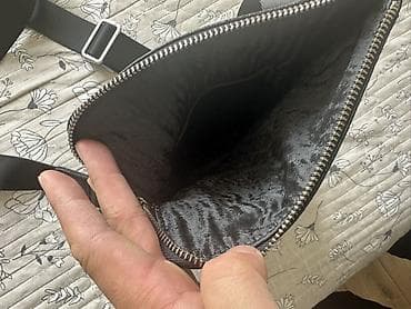 черная сумка: Барсетка, черная, с тиснением под рептилию. Состояние идеальное, брали — 5