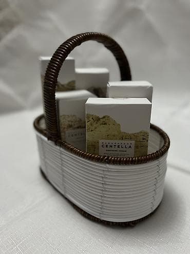 бомбочки для ванны: Подарочный набор для ухода и макияжа в плетёной корзине + косметичка — 10