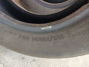 175 65 14 зимние шины: Две автомобильные шины размером 185/70R14 с индексом нагрузки 88 и — 2