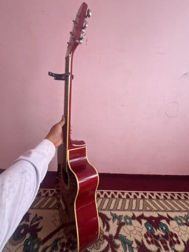 Гитары: Акустическая гитара H&T (модель указана на внутренней этикетке) — 4