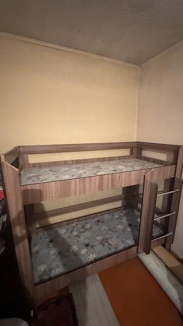 стол письменный б: Двухъярусная кровать из ЛДСП с лестницей - Компактная конструкция на — 1