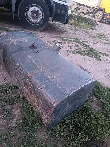 Топливный бак для грузового автомобиля - Материал: металл (сталь)