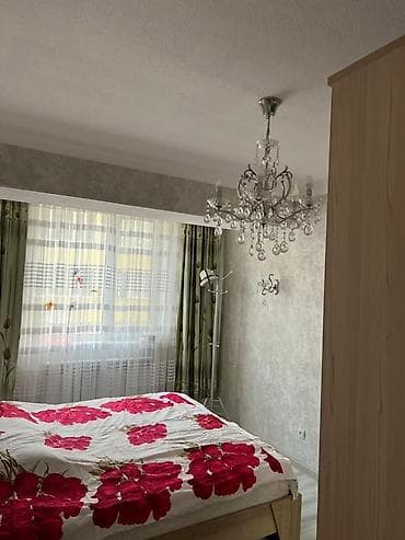 декор цветы: Элегантная люстра с каскадными хрустальными подвесками, выполненная в — 4