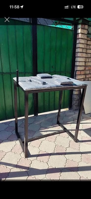 Маникюрный стол с подставками - Прочный металлический каркас с