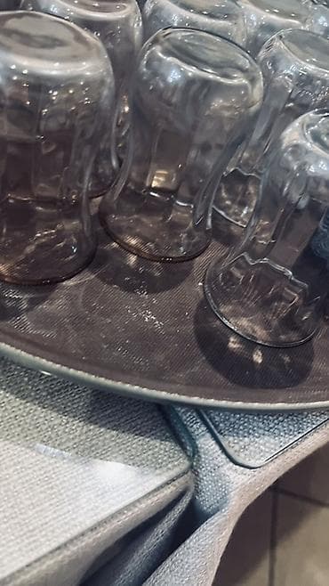 Посуда: Набор для сервировки стола Состав: - Стеклянные бутылочки-дозаторы — 2