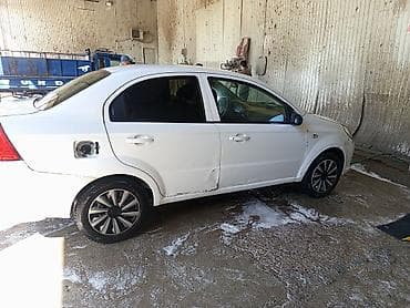 санота машина: Продается компактный седан белого цвета. Основные характеристики: - — 2