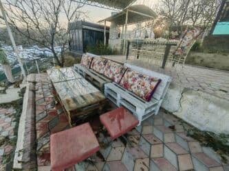 3 кресло с подушками из паллета и 2 стол на каленной небьющей стекле at lalafo.kg 3 кресло с подушками из паллета и 2 стол на каленной небьющей стекле