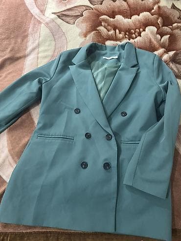 Женский двубортный блейзер бирюзово‑зелёного оттенка. - Классический