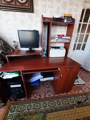 Компьютерный стол с надстройкой - Материал: ЛДСП под дерево, кромка at lalafo.kg Компьютерный стол с надстройкой - Материал: ЛДСП под дерево, кромка