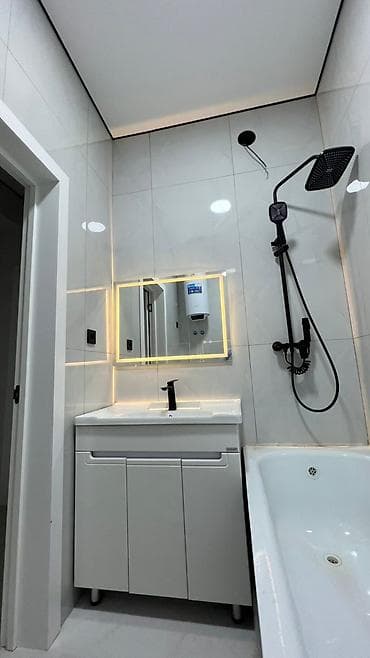 квартира медакадемия: Светлая современная отделка для квартиры/дома: коридор и санузлы под — 3