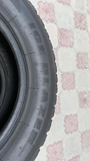 100 с4: Комплект из 4 зимних шин без шипов. - Размер: 275/60 R20 (маркировка — 7
