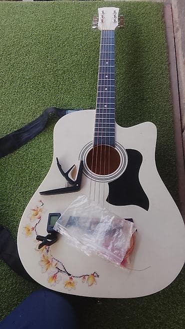 бутсы как у меси цвет зелёный: Акустическая гитара с вырезом (cutaway), цвет корпуса — белый с — 5