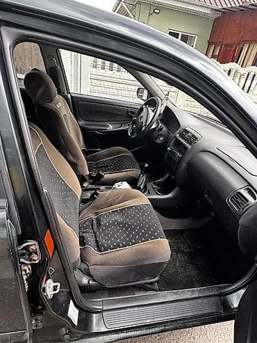 Унаа сатуу: Mazda 626: 1997 г., 1.8 л, Кол менен иштөөчү, Бензин, Хетчбек — 6