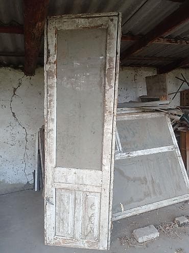 construction work: Старые деревянные оконные рамы и двери с остеклением. Состав: - — 3