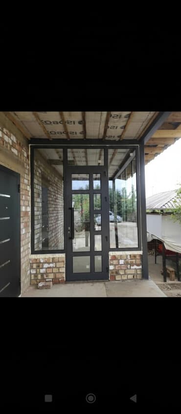 Цельностеклянная входная группа в темном металлическом каркасе