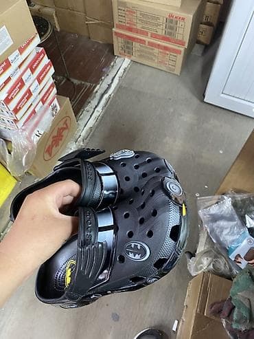 vans 44: Crocs Batman.
42-41 размер — 1
