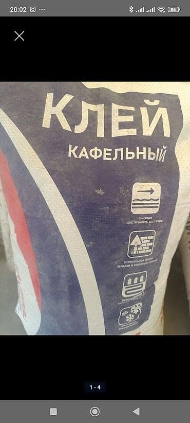 Клей кафельный (сухая смесь в мешке) остался после ремонта 3-4 мешка
