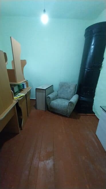 продаю дом манас: Үйдүн жарымы, 33 кв. м, 2 бөлмө, Риелтор, Эски ремонт — 6