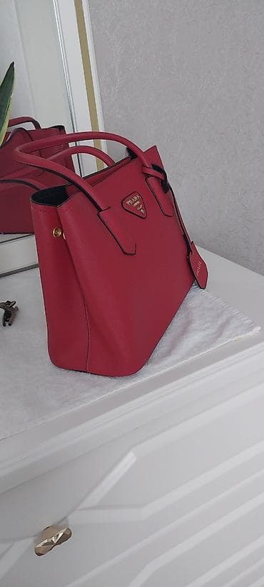 Сумка PRADA (tote) - Цвет: насыщенно-красный с контрастной черной at lalafo.kg Сумка PRADA (tote) - Цвет: насыщенно-красный с контрастной черной