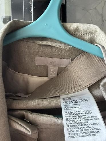 чиносы hm: Костюм H&M, бежево‑песочный, классический крой. Состав ткани — 2