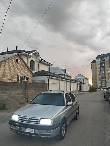 Volkswagen Vento: 1995 г., 1.8 л, Механика, Бензин, Седан