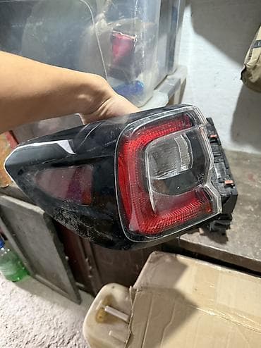 передние фары: Задняя левая фара Subaru Outback — 1