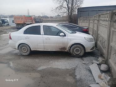 автомобиль малолитражка автомат: Белый седан компакт-класса. 4 двери, тонированные задние стекла — 2