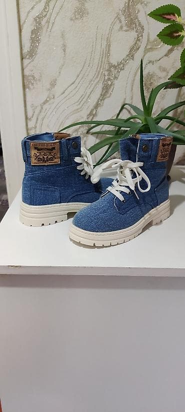 Кроссовки и спортивная обувь