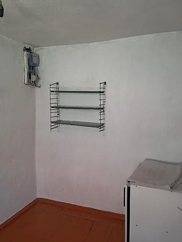 Сдаётся 4х-комнатный старый дом - Отделка: побелённые стены at lalafo.kg Сдаётся 4х-комнатный старый дом - Отделка: побелённые стены