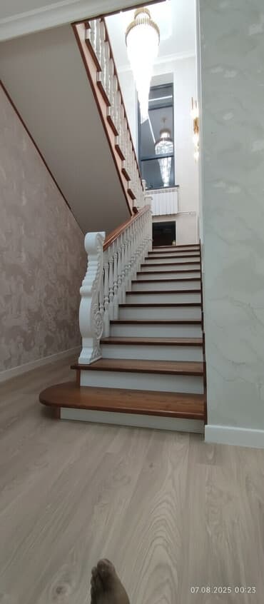 деревянные дома под ключ недорого: Деревянная лестница Для дома, Форма лестницы: Много-маршевая, Стиль: Классический — 1