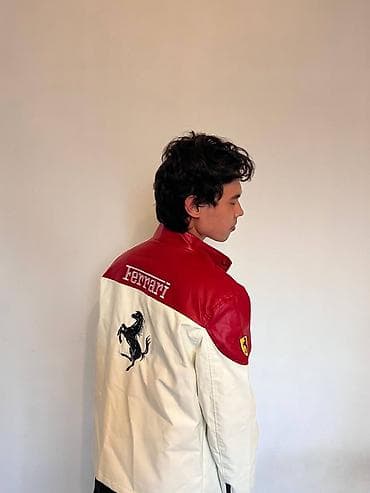 Жеке буюмдар: Куртка Ferrari Rosso Street - Модель с гоночной эстетикой — 1