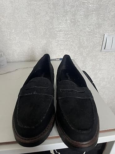 Жеке буюмдар: Женские лоферы из чёрной замши - Классическая модель с перемычкой — 1