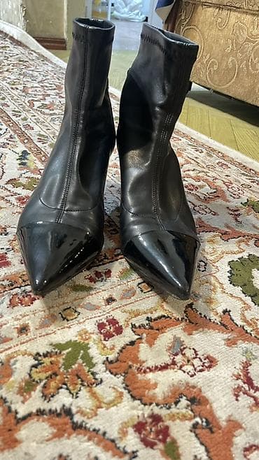 платформа сапоги: Женские ботильоны-чулки, черные. - Форма: острый носок с лаковой — 2