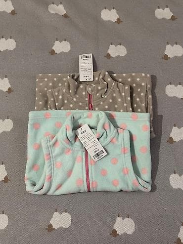 Жаш кыздардын көйнөктөрү: Флисовые безрукавки для девочек. 2 расцветки в размерах 100 см. На — 1