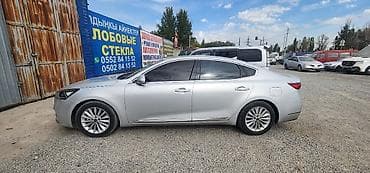 Sedan бизнес-класса, серебристый, 4 двери, тонированные стёкла