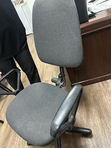 foldable table: Офисное кресло, Б/у, С колесиками, цвет - Серый, Самовывоз — 1