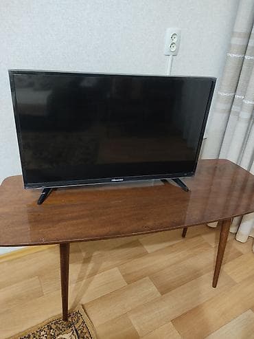 Телевизор Hisense, диагональ примерно 32" (80 см). LED‑экран с тонкими