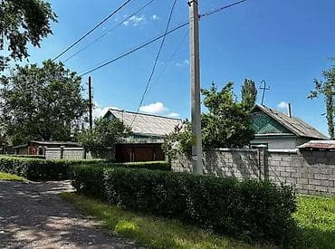 Продаётся жилой дом с большим участком и хозпостройками. -