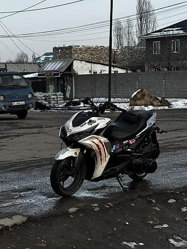 Скутер/максискутер спортивного стиля - Кузов: бело‑чёрный пластик с at lalafo.kg Скутер/максискутер спортивного стиля - Кузов: бело‑чёрный пластик с