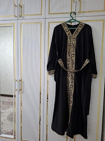 черный плащ: Элегантная длинная накидка/абайя черного цвета с богатой золотистой — 3