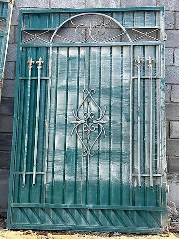 Распашные ворота: Металлические распашные ворота из профнастила с кованым декором — 2