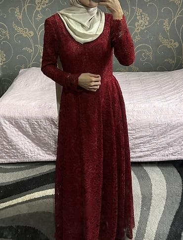 Вечернее платье в бордовом цвете из кружевного полотна. - Длина: в