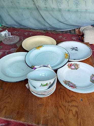 Набор столовой посуды ретро Состав: - Эмалированные глубокие и мелкие