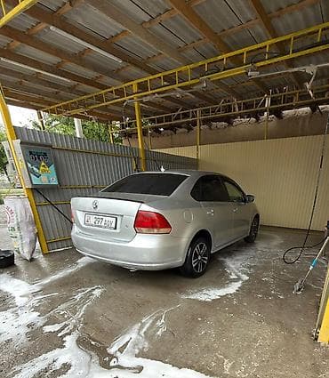 Volkswagen Polo: 2011 г., 1.6 л, Механика, Бензин, Седан