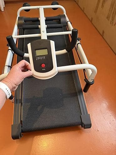 Компактная беговая дорожка с механическим приводом и встроенным