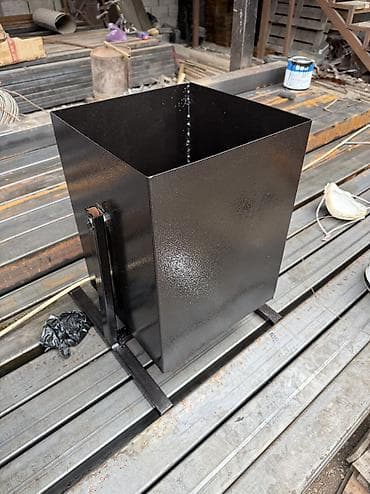 Урны с крышей 4200 Урны без крыше 3200 Металлическая урна на стойке -