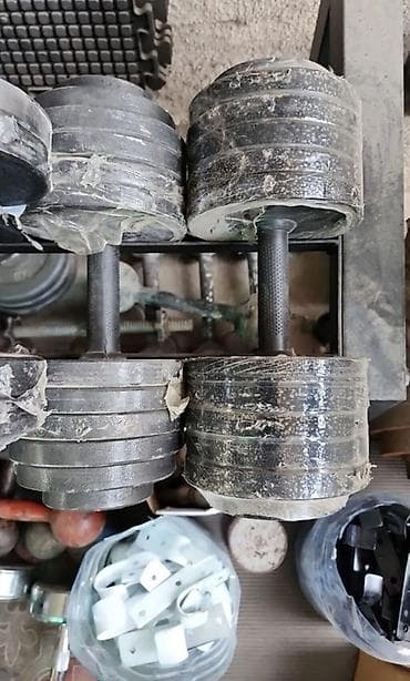 Пара разборных гантелей с металлическими блинами. - Конструкция