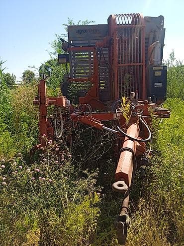 Транспорт: Прицепной свекловичный комбайн Agromaster (модель на табличке — 1
